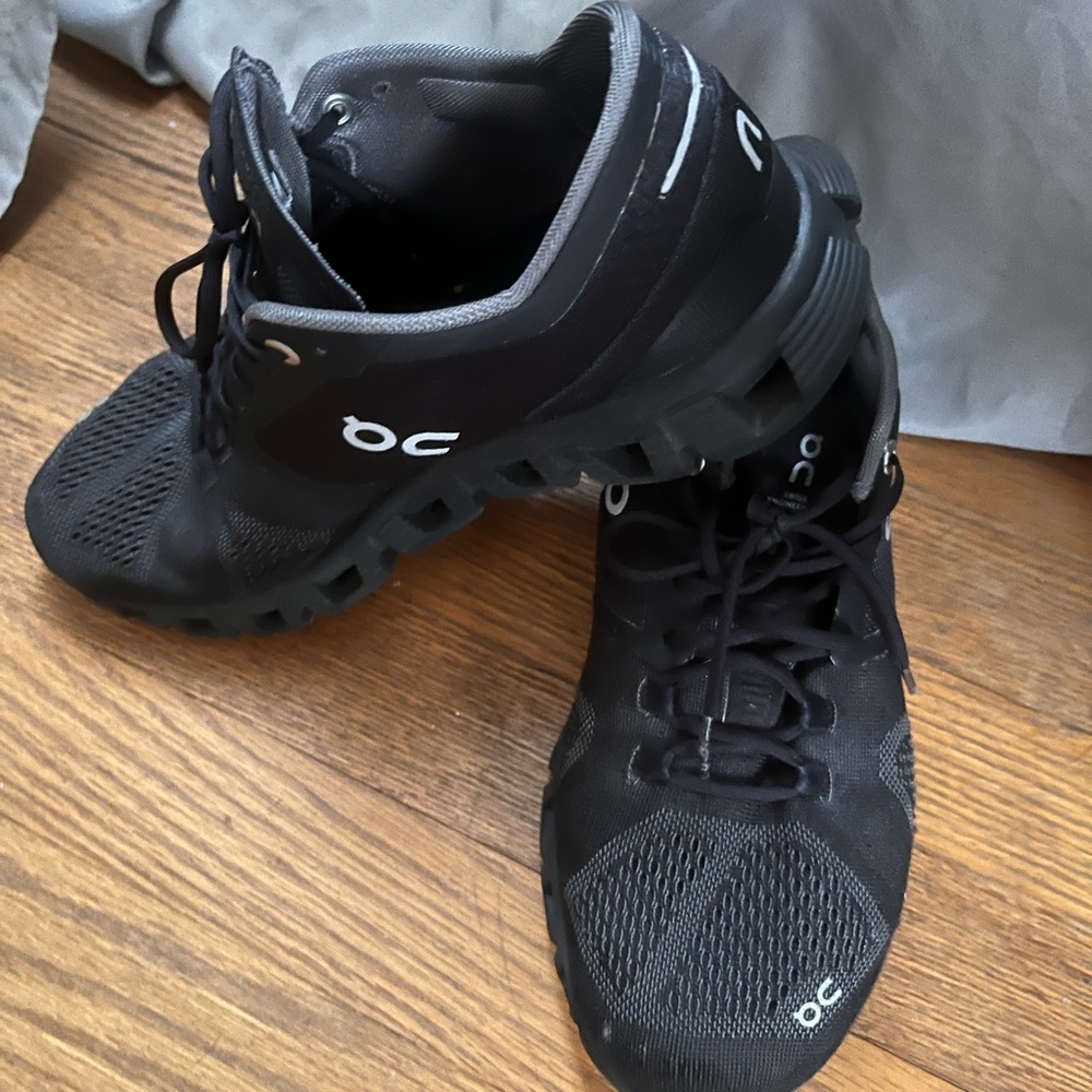 ON CLOUD women's cross-training and running black sneakers size 8.5 with box